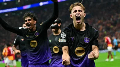 لاعبي برشلونة يحتفلون بالهدف
