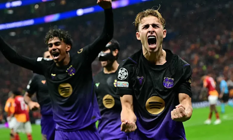 لاعبي برشلونة يحتفلون بالهدف