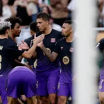 لاعبي برشلونة يحتفلون بالهدف