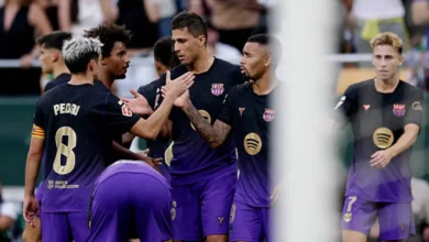 لاعبي برشلونة يحتفلون بالهدف