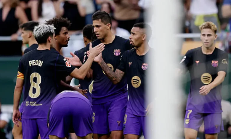 لاعبي برشلونة يحتفلون بالهدف