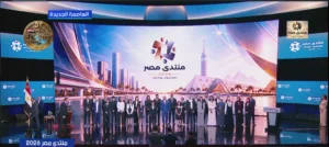 الرئيس عبدالفتاح السيسي يلتقط صور مع المكرمين