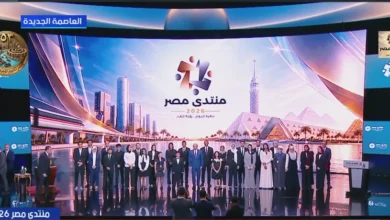 الرئيس عبدالفتاح السيسي يلتقط صور مع المكرمين