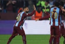 لاعبي طرابزون يحتفلون بالهدف