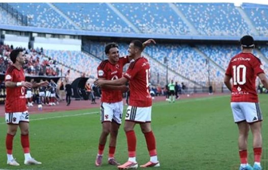 لاعبي الاهلي يحتفلون بالهدف