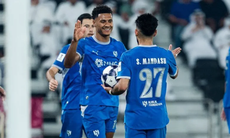لاعبي الهلال يحتفلون بالهدف